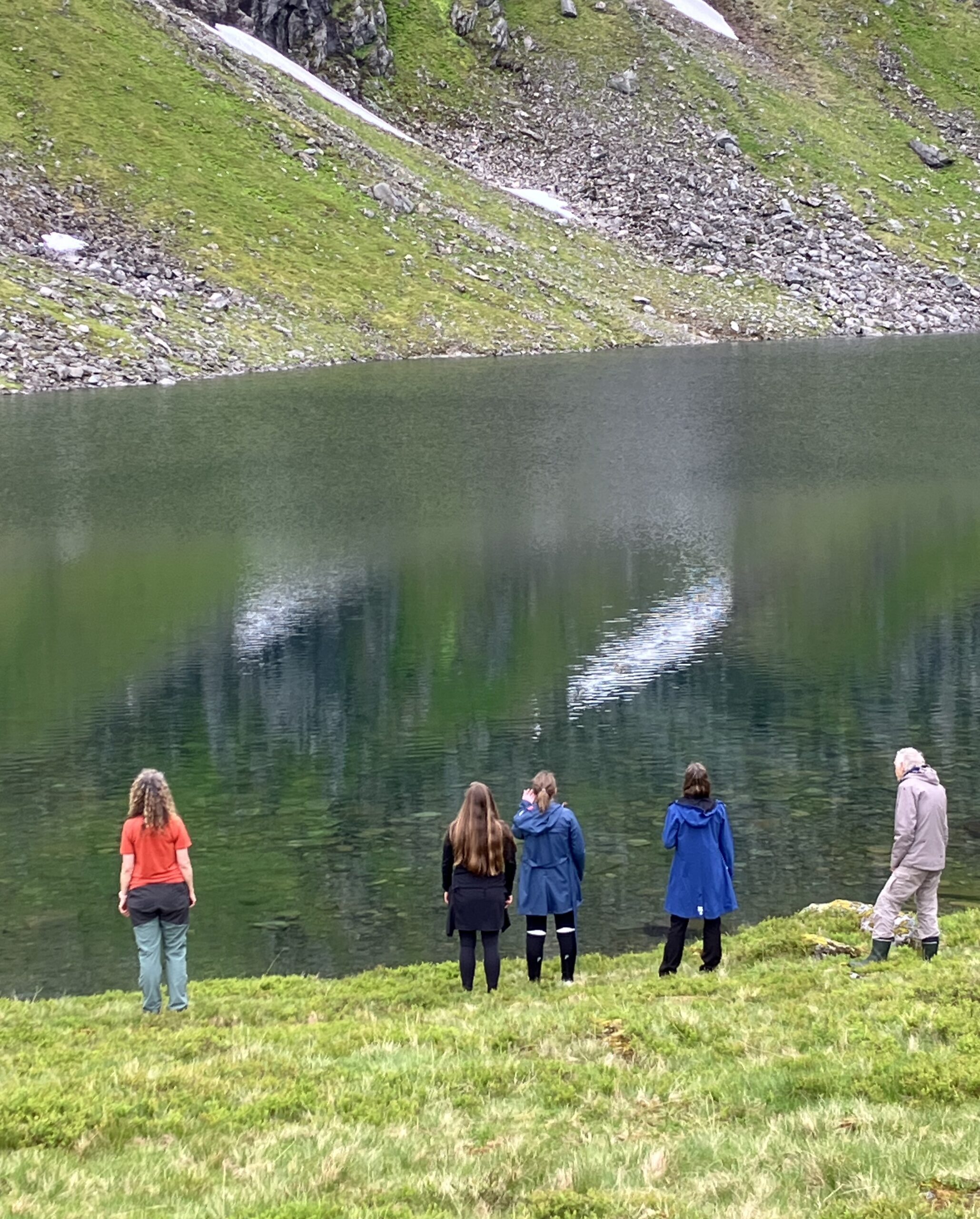 Ingeborg Dalheim, Liv Runesdatter, Unni Løvlid, Silje Aker Johnsen og Magnar Åm improviserer ved Litlevatnet i Ekkodalen. Foto Bodil Maroni Jensen