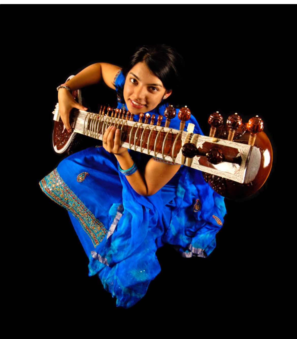Rohini Sahajpal vokste opp i Norge med indisk musikk som en helt naturlig del av hverdagen. I dag beveger hun seg like gjerne mellom indisk klassisk musikk, norsk folkemusikk og helt nye musikalske møter, uten å føle at hun trenger å velge én verden.