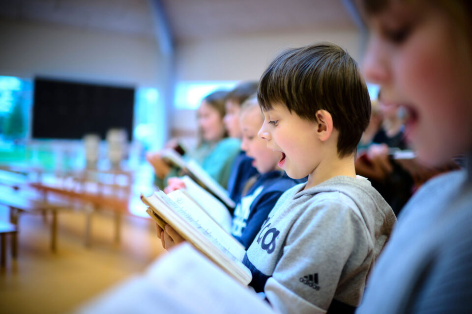 Barn synger sang i skolen