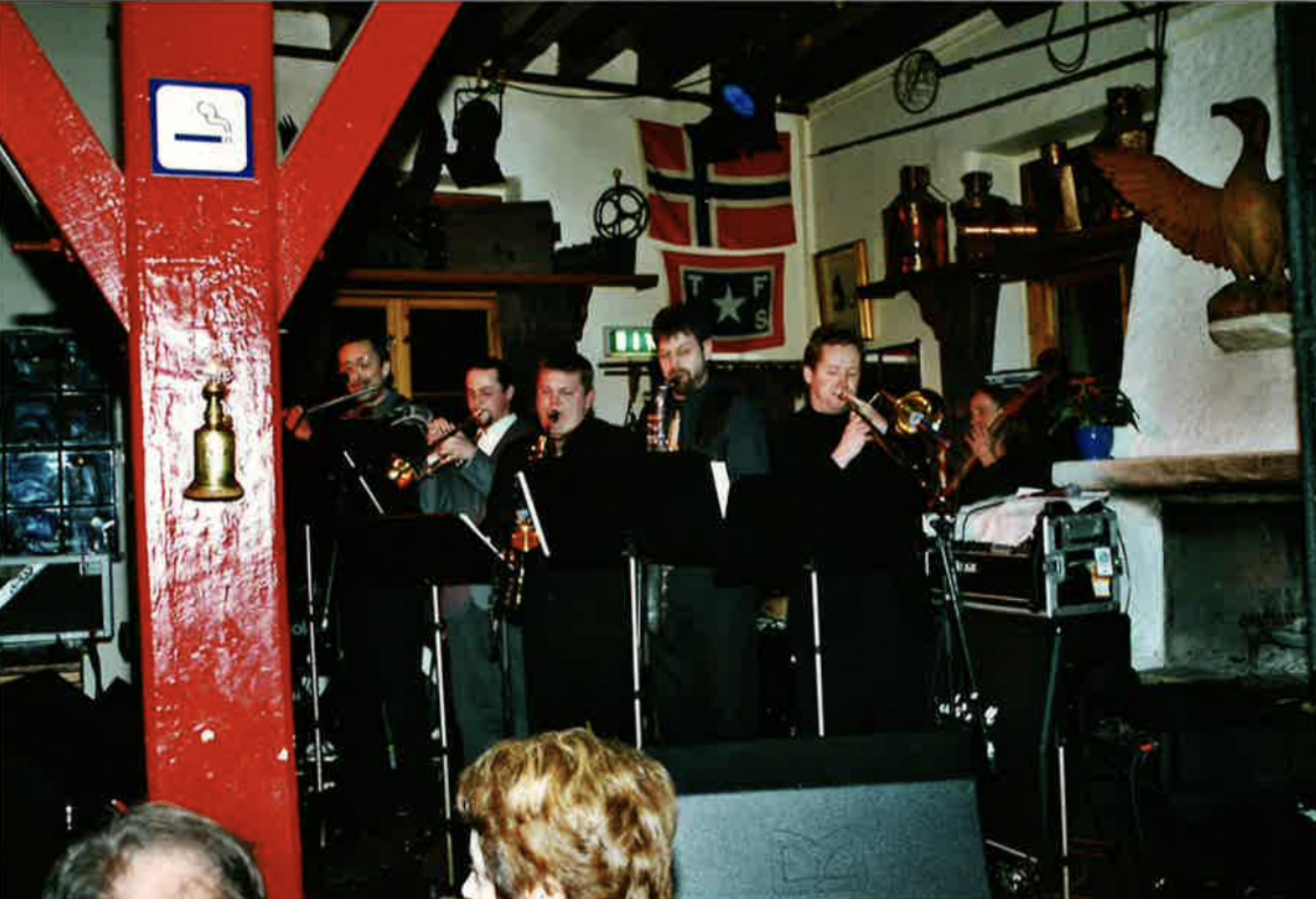 Tromsø jazzklubb ble etablert i 1986. Siden har klubben vært en fast del av byens musikkliv – gjennom skiftende støtteordninger, økende kostnader og stadig nye utfordringer.