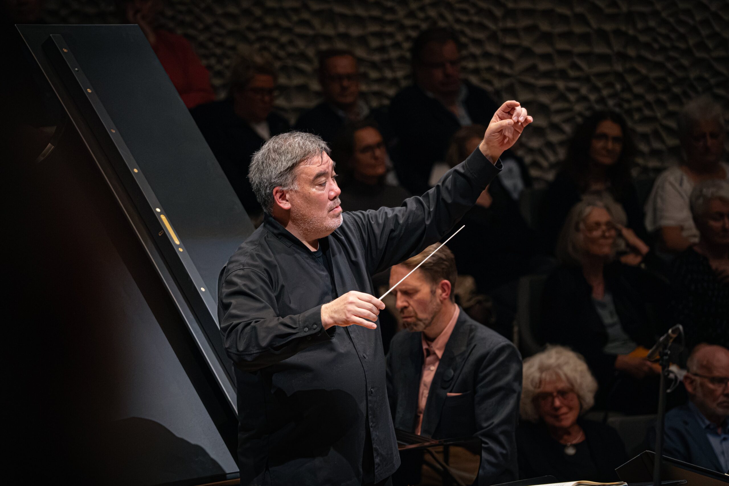 Den amerikanske dirigenten Alan Gilbert under Brahms konsert med Andsnes i Hamburg 16 okt